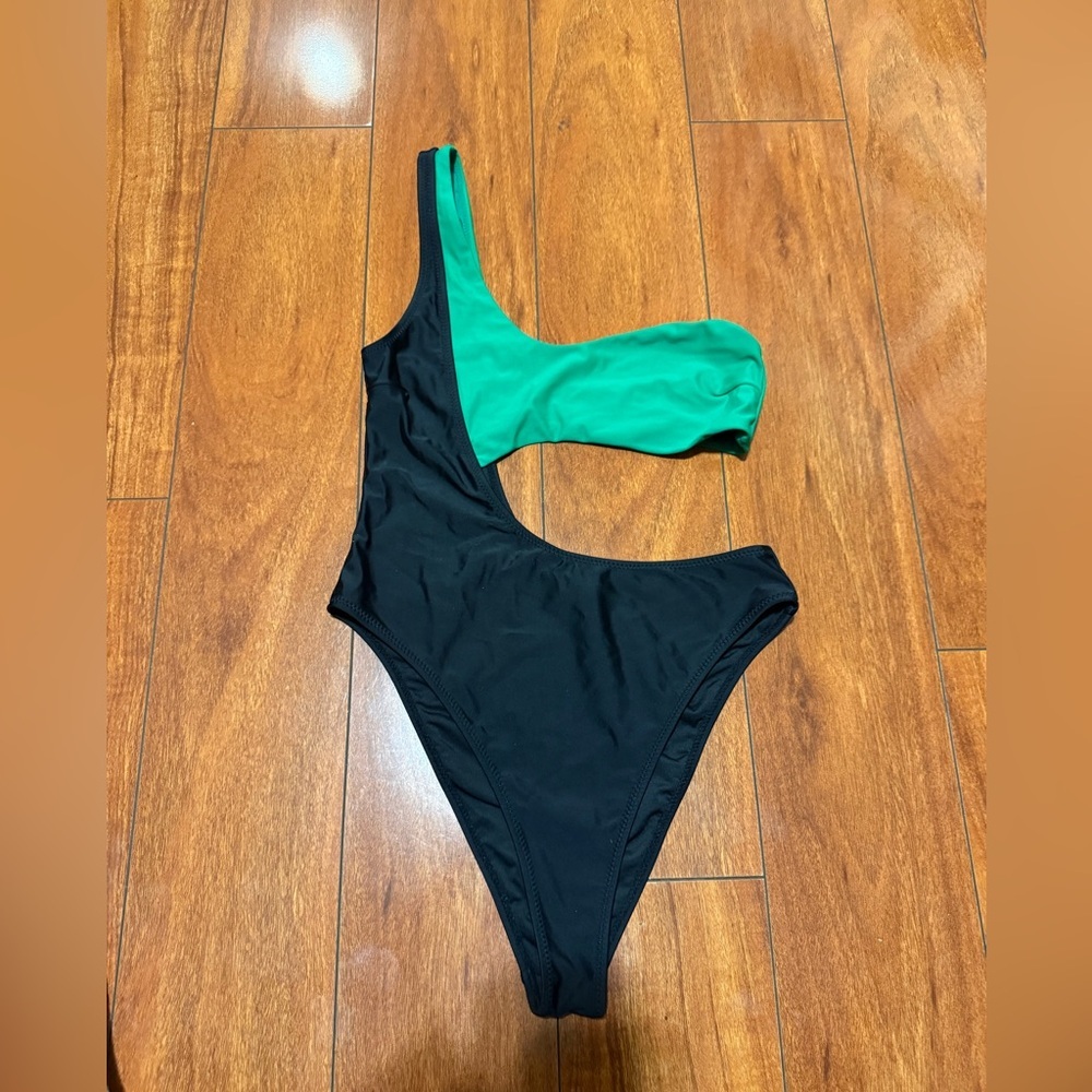 Kendal& Kylie  women’s Black and Green One-Shoulder Cutout Women’s Swimsuit